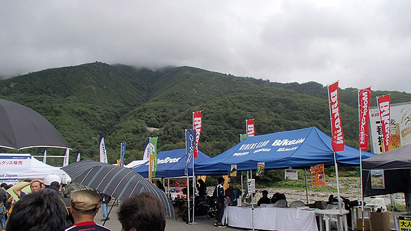 販売コーナーで並ぶ